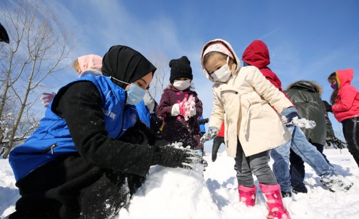 Gönüllü gençler kış şartlarında köylerdeki çocukların içini ısıttı