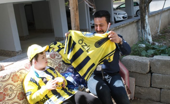 Fenerbahçeli Mesut Özil, Amasya'da yaşayan down sendromlu Efe'ye forma hediye etti