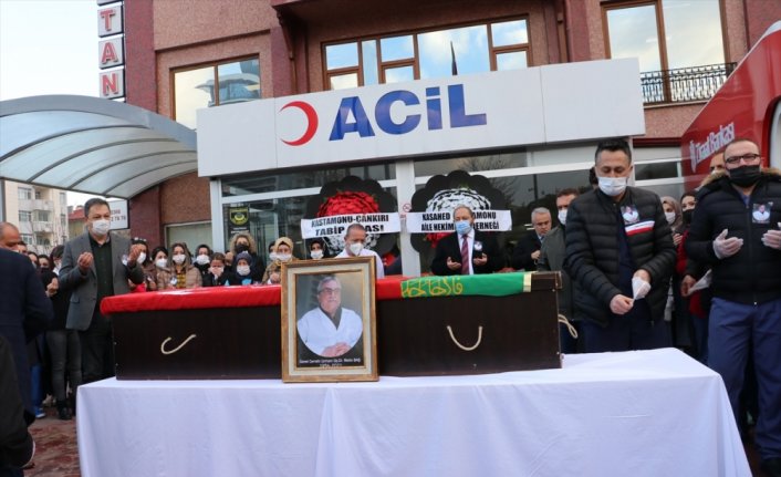 Kastamonu'da Kovid-19 nedeniyle ölen doktor için çalıştığı hastanede tören düzenlendi