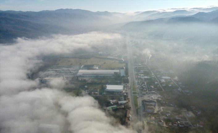 Düzce'de Bolu Dağı'nın eteklerinde sis tabakası oluştu