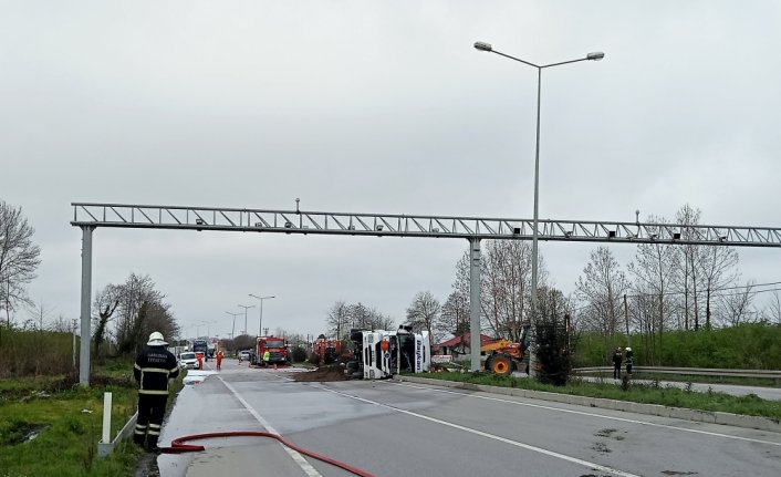 Samsun'da devrilen akaryakıt tankerinin sürücüsü yaralandı