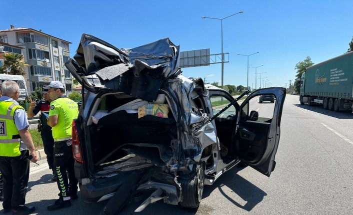 Samsun'da tırın çarptığı hafif ticari araçtaki 3 kişi yaralandı
