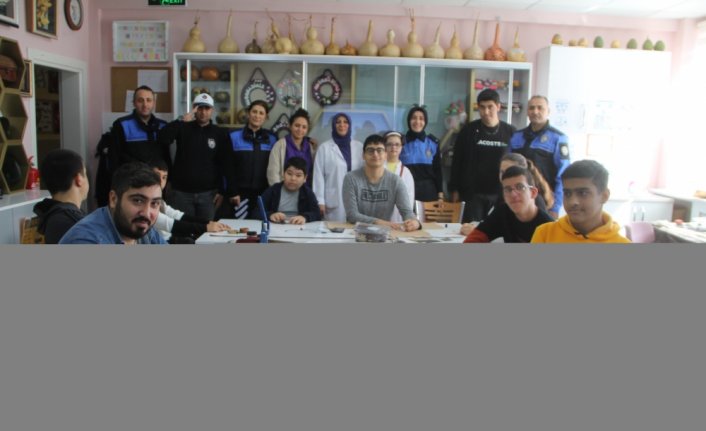 Amasya'da polisler özel öğrenciler için el sanatları kursu açtı