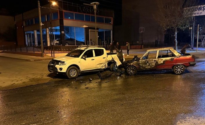 Amasya'da pikap ile çarpışan otomobil yandı, 4 kişi yaralandı