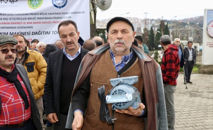 Trabzon'da 81 çiftçiye şaftlı koyun kırkma makinesi törenle verildi