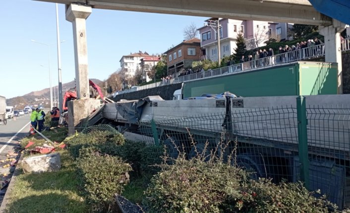 Trabzon'da tırın üst geçidin beton ayağına çarptığı kazada sürücü öldü