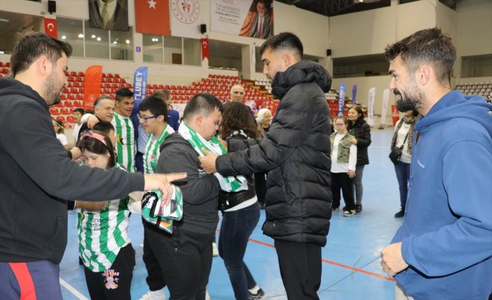 Amasya'da down sendromlu çocuklarla öğrenciler futsal maçı yaptı