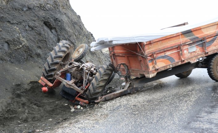 Çorum'da devrilen traktörün sürücüsü yaralandı