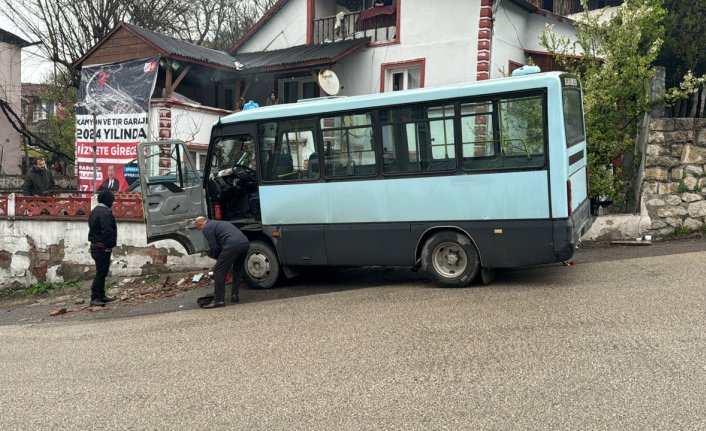 Karabük'te bahçe duvarına çarpan minibüsteki 5 yolcu yaralandı