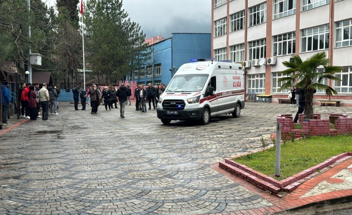 Karabük'te bıçaklı kavgada 3 lise öğrencisi yaralandı