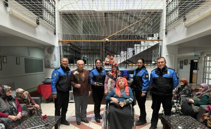 Samsun'da polisler huzurevi sakinlerini ziyaret etti