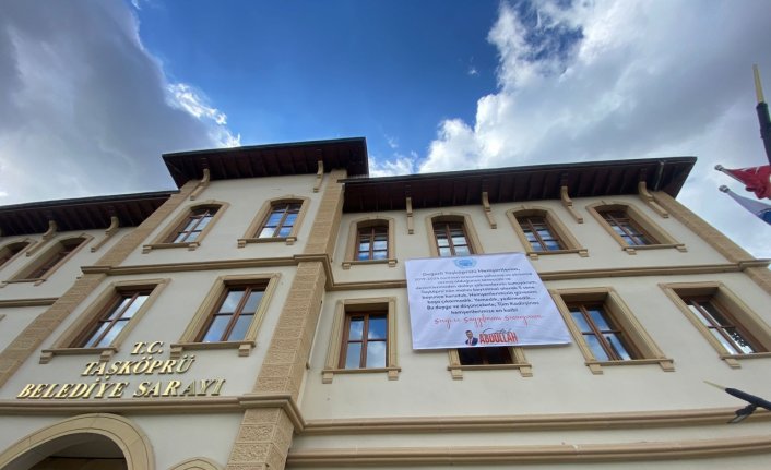 Taşköprü Belediye Başkanı Çatal, gelir-gider tablosunu belediye binasına astı