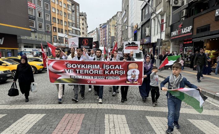 Rize'de sağlık çalışanları “sessiz yürüyüş“ yaparak İsrail'i protesto etti