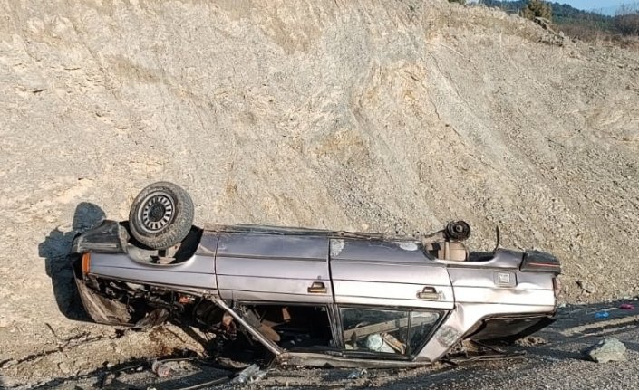 Sinop'ta devrilen otomobildeki 1 kişi öldü, 1 kişi yaralandı