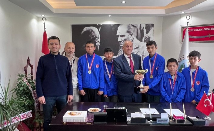 Tokat'ta birinci olan bocce takımından Belediye Başkanı Özgür'e ziyaret