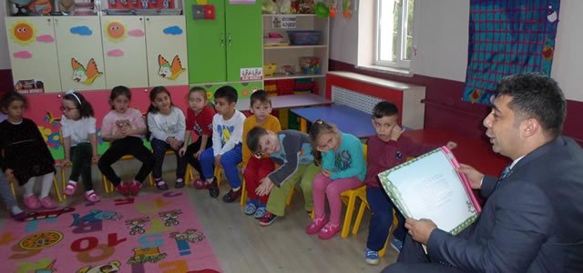 Dr.Aytaç Akın; Minik Öğrencilere Hikâye Okudu