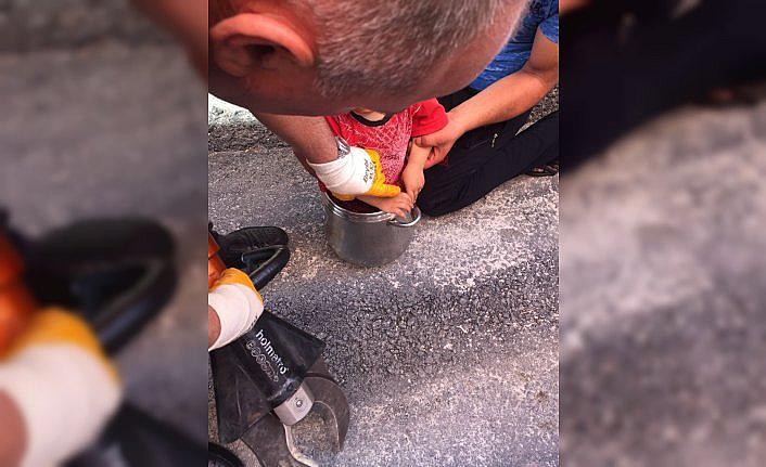 Düdüklü tencereye sıkışan 2 yaşındaki çocuğu itfaiye kurtardı