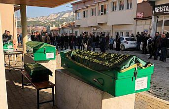 Karabük'teki kazada ölen aynı aileden 4 kişinin cenazeleri Burdur'da toprağa verildi