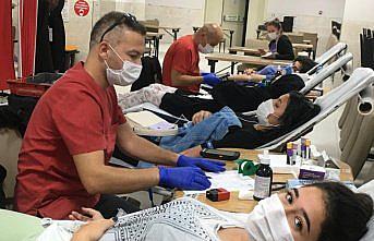 Düzce'de KYK yurdunda kalan öğrenciler kan bağışında bulundu