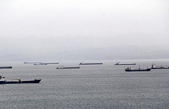 Karadeniz'deki kötü hava koşulları nedeniyle gemiler Sinop'un doğal limanına sığındı