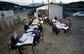Karabük Valisi Gürel, jandarma personeliyle iftar yaptı