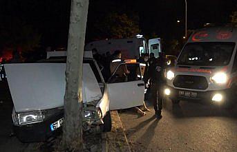 Düzce'de ağaca çarpan otomobildeki 4 kişi yaralandı