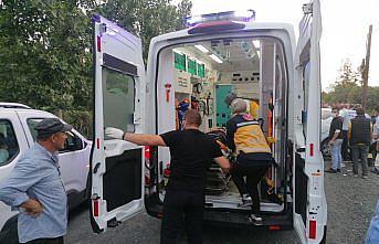 Samsun'da otomobilin aydınlatma direğine çarptığı trafik kazasında 3 kişi yaralandı