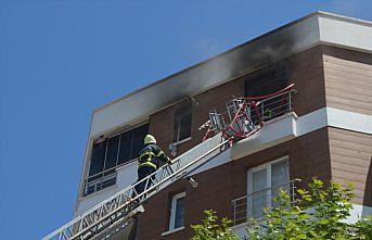 Amasya'da apartman dairesinde çıkan yangında 8 kişi dumandan etkilendi