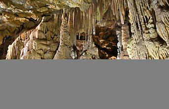 Gümüşhane'deki Karaca Mağarası'nı bayram tatilinde 15 bini aşkın kişi ziyaret etti