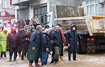 İçişleri Bakanı Soylu, Arhavi'de yeniden su basan iki mahallede incelemelerde bulundu