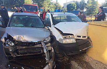 Amasya'da pikap ile otomobil çarpıştı: 2 yaralı