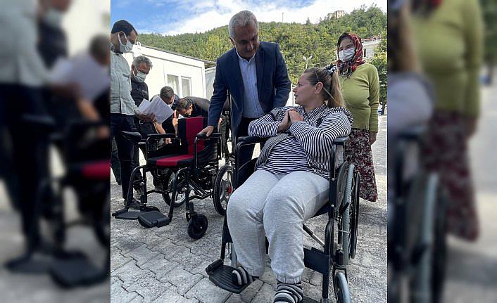 Engelli selzedeye akülü tekerlekli sandalye hediye edildi