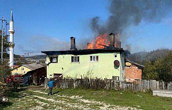 Karabük'te iki katlı ev yanarak kullanılamaz hale geldi