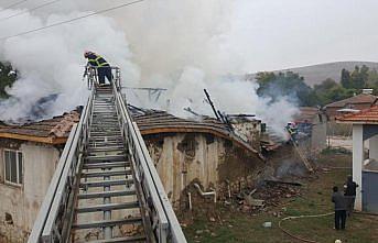 Suluova'da yangın çıkan evde hasar oluştu