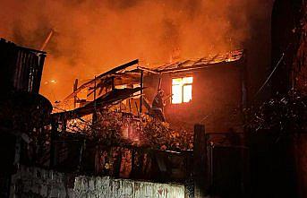 Bolu'da iki katlı ahşap evde yangın çıktı