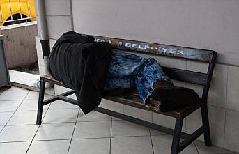 Samsun'da cami avlusunda yatan evsiz vatandaş Geçici Barınma Evi'ne yerleştirildi