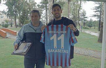 Trabzonsporlu Bakasetas, kutlamalarda çorabını alan taraftarla buluştu
