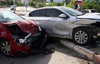Tokat'ta 2 otomobilin çarpıştığı kazada 4 kişi yaralandı
