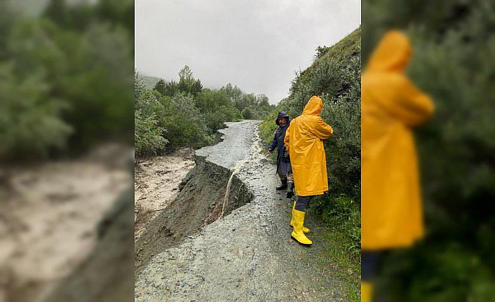 Tosya'da sel nedeniyle köy yolu ulaşıma kapandı
