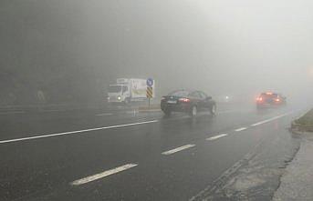 Bolu Dağı'nda sis ve sağanak nedeniyle görüş mesafesi azaldı