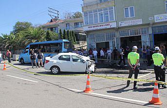 Sinop'ta park halindeki dolmuşa çarpan otomobilin sürücüsü öldü