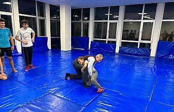 Artvin Valisi Doruk, ziyaret ettiği spor salonunda 9 yaşındaki sporcuyla güreşti