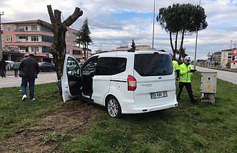 Çarşamba'da ağaca çarpan hafif ticari aracın sürücüsü yaralandı