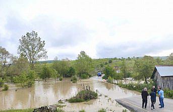 Eflani Kaymakamı Tokur, yağıştan etkilenen köylerde incelemelerde bulundu