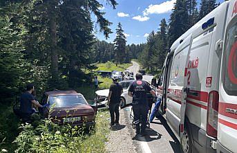 Bolu'da otomobilin çarptığı park halindeki araçtaki 2 kişi yaralandı