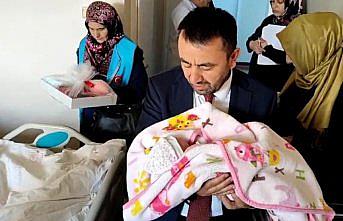 Amasya'da Mevlid-i Nebi Haftası'nda doğan bebeklerin ailelerine hediye verildi
