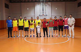 Tokat Belediye Başkanı Eroğlu gençlerle basketbol oynadı