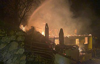Tokat'ta ahşap evlerinde çıkan yangında mahsur kalan çift dumandan etkilendi