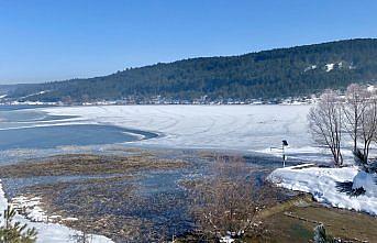 Karabük'te soğuk hava göletlerin yüzeyini dondurdu