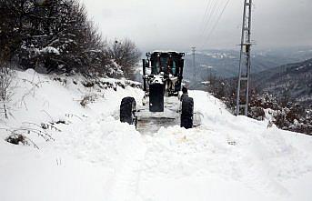 Kastamonu'da ekipler ilkbaharda karla mücadele çalışması yapıyor